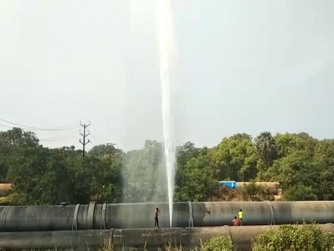 Bhiwandi pipeline ruptured; Waste of millions of liters of water through the valve | भिवंडीत पाईपलाईन फुटली; व्हॉल्वमधून लाखो लिटर पाण्याच्या नासाडी