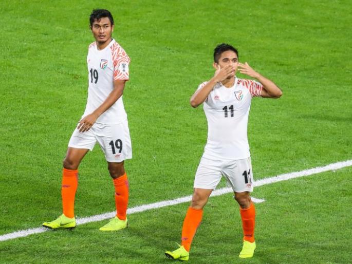 Indian captain Sunil Chhetri has surpassed star footballer Lionel Messi | भारतीय कर्णधार सुनील छेत्रीने स्टार फुटबॉलपटू लिओनेल मेस्सीला मागे टाकले Indian captain Sunil Chhetri has surpassed star footballer Lionel Messi | भारतीय कर्णधार सुनील छेत्रीने स्टार फुटबॉलपटू लिओनेल मेस्सीला मागे टाकले