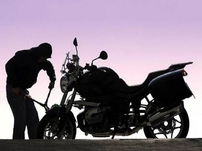 As a case has been registered in the crime of two-wheeler theft, both the employees will face suspension action in jalgaon | ‘रंग’बाज पोलिसांवर कारवाईची पिचकारी; दुचाकी चोरीत धुळ्याचे दोघे As a case has been registered in the crime of two-wheeler theft, both the employees will face suspension action in jalgaon | ‘रंग’बाज पोलिसांवर कारवाईची पिचकारी; दुचाकी चोरीत धुळ्याचे दोघे