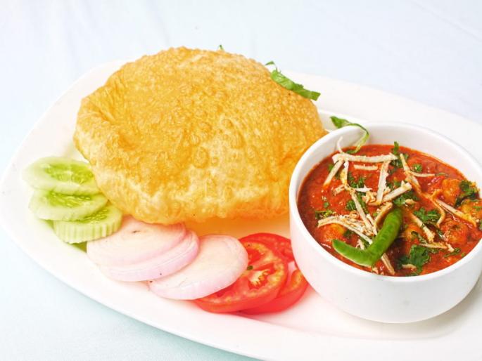 Try the tasty Chole Bhature to fill your stomach | Tasty katta: पोट पुरेपूर भरण्यासाठी ट्राय करा चविष्ठ 'छोले भटुरे' Try the tasty Chole Bhature to fill your stomach | Tasty katta: पोट पुरेपूर भरण्यासाठी ट्राय करा चविष्ठ 'छोले भटुरे'