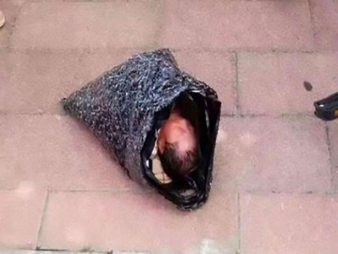 Mother or you virgin! Newborn baby plastic bag | माता न तू वैरिणी ! नवजात बाळाला प्लॅस्टिकच्या पिशवीत केलं कुरिअर Mother or you virgin! Newborn baby plastic bag | माता न तू वैरिणी ! नवजात बाळाला प्लॅस्टिकच्या पिशवीत केलं कुरिअर