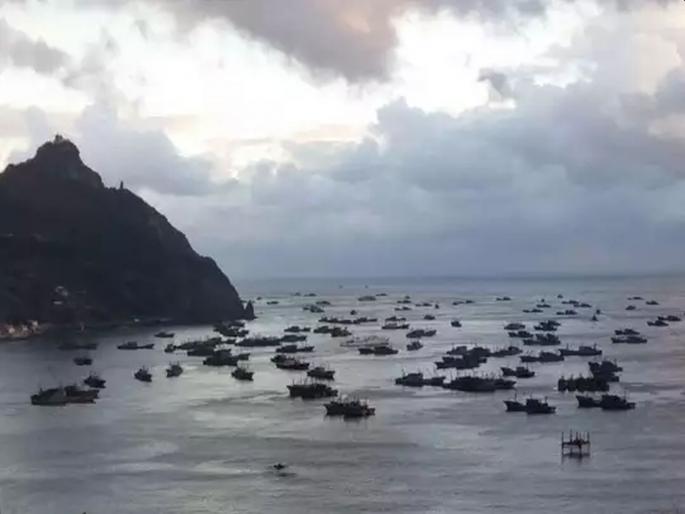 chinese fishing vessels allowed to fish in pakistan exclusive economic zone | आता पाकिस्तानने आपला समुद्र चीनला 'विकला', ड्रॅगनची 20 जहाजे मासेमारीसाठी पोहोचली chinese fishing vessels allowed to fish in pakistan exclusive economic zone | आता पाकिस्तानने आपला समुद्र चीनला 'विकला', ड्रॅगनची 20 जहाजे मासेमारीसाठी पोहोचली