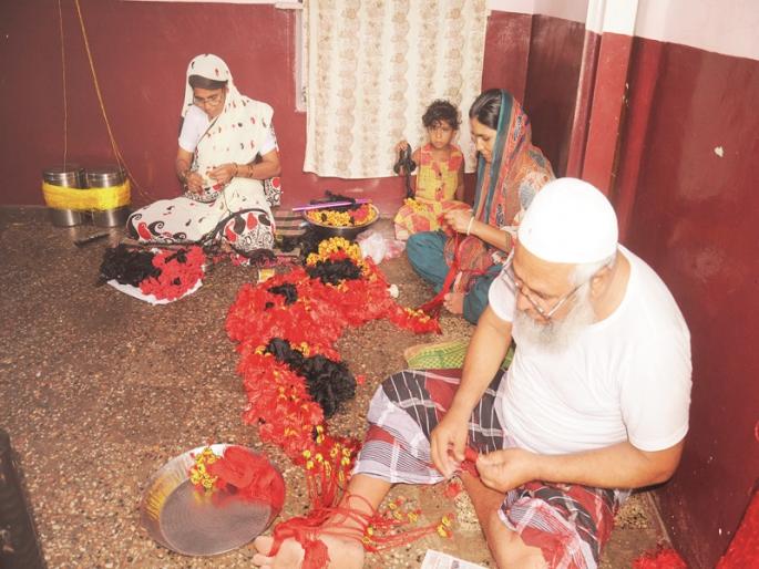 Muslim hands to rally for brotherhood; Many years of tradition at Chichondi Patil | भाऊबीजेच्या करदो-यासाठी राबतात मुस्लिम हात; चिचोंडी पाटील येथे अनेक वर्षांची परंपरा