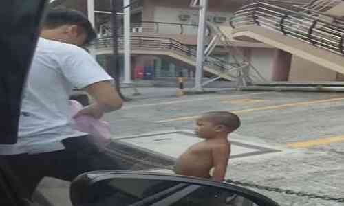 youth helped street boy only picture enough depicting humanity | माणुसकीचं मूर्तिमंत उदाहरण ! चिमुकल्यासाठी सरसावले मदतीचे हात youth helped street boy only picture enough depicting humanity | माणुसकीचं मूर्तिमंत उदाहरण ! चिमुकल्यासाठी सरसावले मदतीचे हात