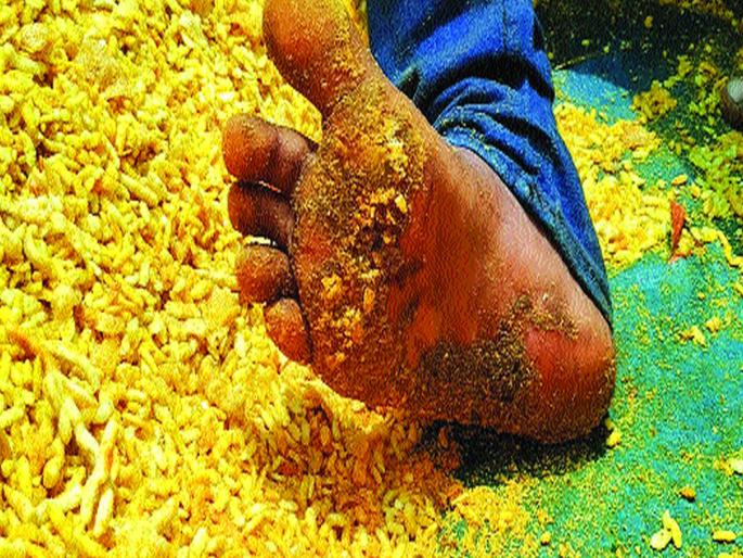 Nashik Chivada; Defamation on the social media, but the Shevkuramura, who is trampled on its feet | बिनधास्त खावा नाशिकचा चिवडा; सोशल मीडियावर बदनामी, पायाने तुडविले जाणारे शेवकुरमुरे भलतेच Nashik Chivada; Defamation on the social media, but the Shevkuramura, who is trampled on its feet | बिनधास्त खावा नाशिकचा चिवडा; सोशल मीडियावर बदनामी, पायाने तुडविले जाणारे शेवकुरमुरे भलतेच