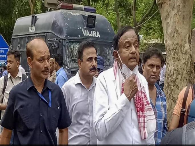 P. due to police pushback. Chidambaram fractured, Congress leader claims | पोलिसांच्या धक्काबुक्कीमुळे पी. चिदंबरम यांना फ्रॅक्चर, काँग्रेस नेत्याचा दावा