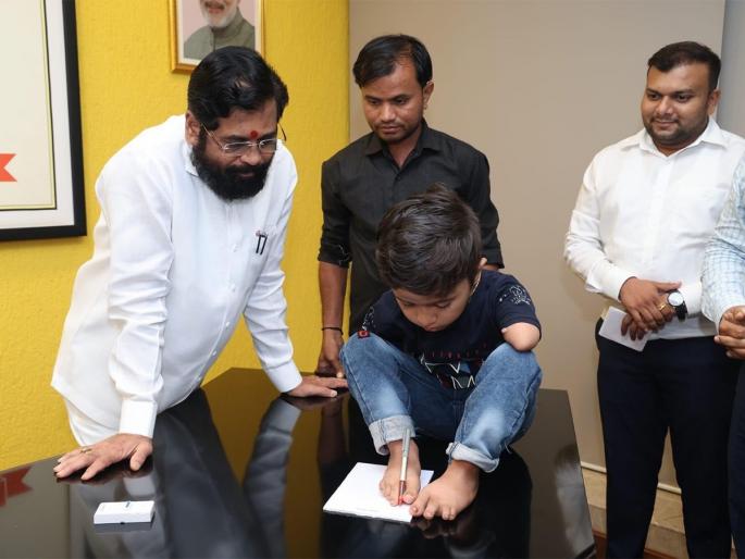 Chief Minister Eknath Shinde has contributed Rs 5 lakh for the treatment of Ganesh Mali, a handicap boy of class III in Nandurbar district | दिव्यांग चिमुकल्याच्या जिद्दीला मुख्यमंत्री शिंदेंचा सलाम; उपचारासाठी ५ लाखांची मदत Chief Minister Eknath Shinde has contributed Rs 5 lakh for the treatment of Ganesh Mali, a handicap boy of class III in Nandurbar district | दिव्यांग चिमुकल्याच्या जिद्दीला मुख्यमंत्री शिंदेंचा सलाम; उपचारासाठी ५ लाखांची मदत