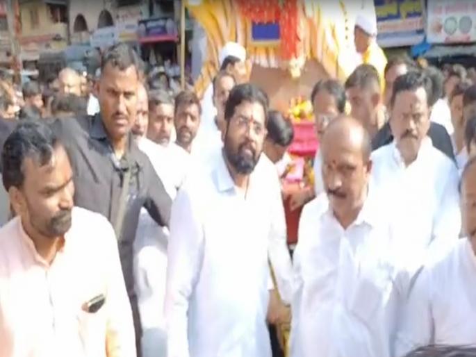 Chief Minister Shinde and MP Rajan Vichare were seen together at the arrival ceremony of Devi in Thane | देवीच्या आगमन सोहळ्यात मुख्यमंत्री शिंदे आणि खासदार राजन विचारे एकत्र Chief Minister Shinde and MP Rajan Vichare were seen together at the arrival ceremony of Devi in Thane | देवीच्या आगमन सोहळ्यात मुख्यमंत्री शिंदे आणि खासदार राजन विचारे एकत्र