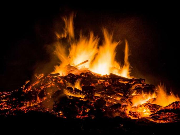 Twelve papers he gave to his mother by fire | तुझी रे सत्वपरीक्षा...; आईला अग्नी देऊन त्याने दिला बारावीचा पेपर Twelve papers he gave to his mother by fire | तुझी रे सत्वपरीक्षा...; आईला अग्नी देऊन त्याने दिला बारावीचा पेपर