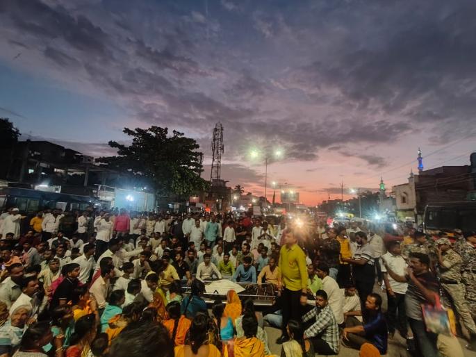 Man ends life over fear of municipal house demolition; Body on road, relatives and citizens block traffic | मनपा घर पाडणार, धास्तीने तरुणाने जीवन संपवलं; मृतदेह रस्त्यावर ठेवत नागरिकांचे रस्तारोको