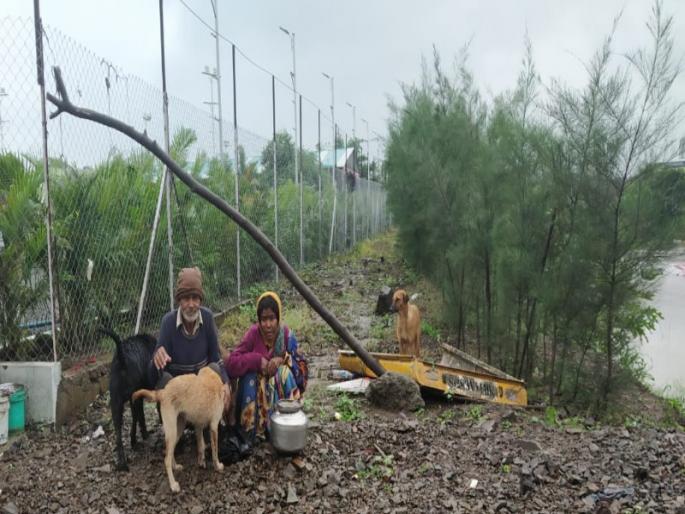 An old married couple Rescuing who got stuck in floods at chikhali | चिखलीत पुरात अडकलेल्या वृद्ध दाम्पत्याची सुटका An old married couple Rescuing who got stuck in floods at chikhali | चिखलीत पुरात अडकलेल्या वृद्ध दाम्पत्याची सुटका