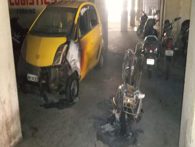 four vehicles torched along with lady police two wheeler chikhali police station | Pune Crime: पोलीस स्टेशनमध्येच महिला पोलिसाच्या दुचाकीसह पेटविली चार वाहने four vehicles torched along with lady police two wheeler chikhali police station | Pune Crime: पोलीस स्टेशनमध्येच महिला पोलिसाच्या दुचाकीसह पेटविली चार वाहने