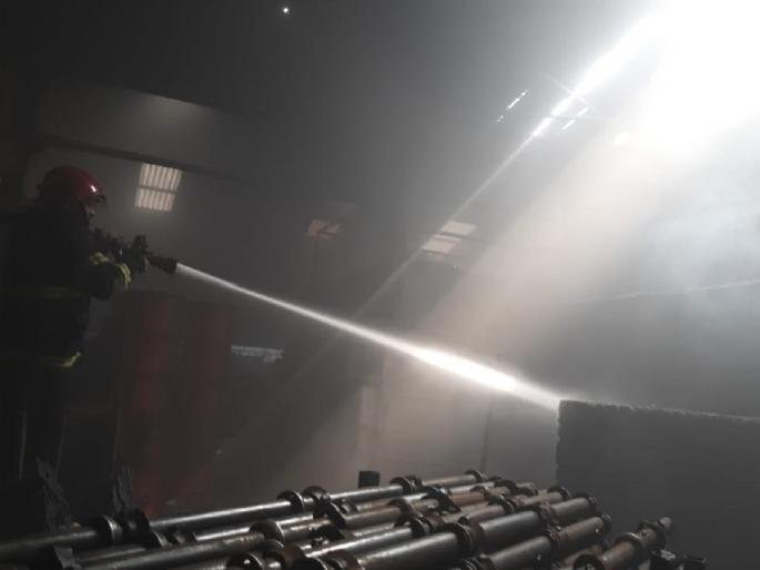 Office gutted in fire caused by thinner; Fire at a private company in Chikhli | थिनरमुळे लागलेल्या आगीत ऑफिस जळून खाक; चिखलीतील खासगी कंपनीला आग