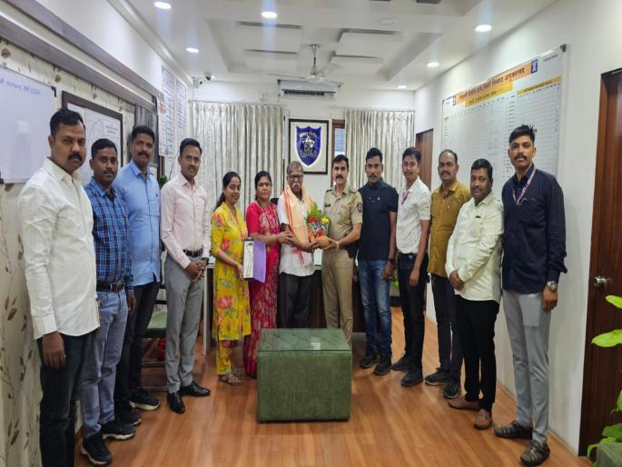 Honesty Forgot a bag of jewelry worth 7.5 lakhs the rickshaw driver kept it safe in chikhali | प्रामाणिकपणा! पावणेसात लाखांच्या दागिन्यांची बॅग विसरली, रिक्षाचालकाने जपून ठेवली Honesty Forgot a bag of jewelry worth 7.5 lakhs the rickshaw driver kept it safe in chikhali | प्रामाणिकपणा! पावणेसात लाखांच्या दागिन्यांची बॅग विसरली, रिक्षाचालकाने जपून ठेवली