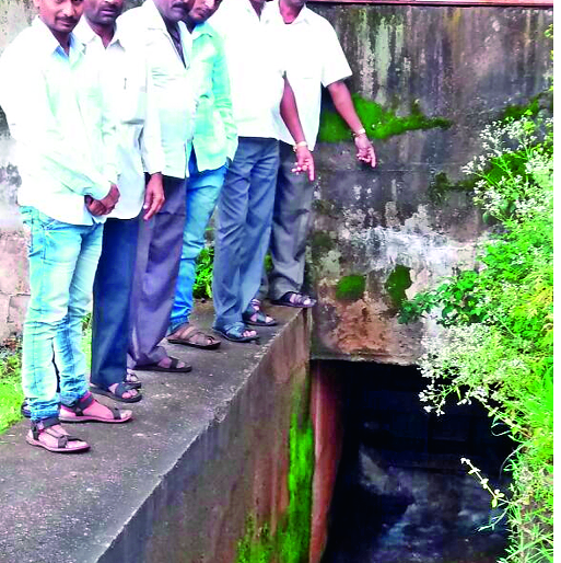Leakage to Chikotra dam's service gate | चिकोत्रा धरणाच्या सर्व्हिस गेटला गळती Leakage to Chikotra dam's service gate | चिकोत्रा धरणाच्या सर्व्हिस गेटला गळती