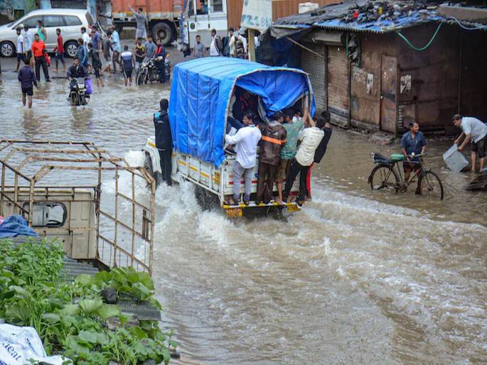 Heavy Rain in Chiplun, Old Bhairi temple road under water, traffic jam | चिपळूण जलमय; जुना भैरी मंदिर रस्ताही पाण्याखाली, वाहतूक ठप्प Heavy Rain in Chiplun, Old Bhairi temple road under water, traffic jam | चिपळूण जलमय; जुना भैरी मंदिर रस्ताही पाण्याखाली, वाहतूक ठप्प