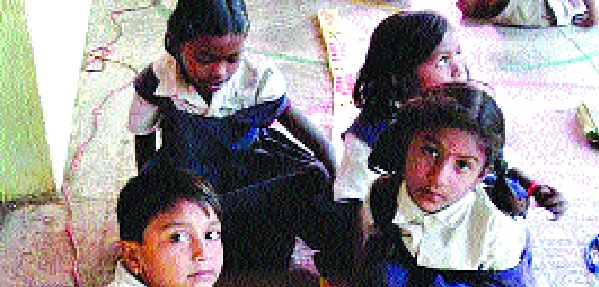 Due to the decision of the family, children from the hill area will be excluded from out-of-school inaccessible schools | पटसंख्येच्या निर्णयामुळे डोंगरी विभागातील मुले होणार शाळाबाह्य दुर्गम शाळा वगळा Due to the decision of the family, children from the hill area will be excluded from out-of-school inaccessible schools | पटसंख्येच्या निर्णयामुळे डोंगरी विभागातील मुले होणार शाळाबाह्य दुर्गम शाळा वगळा