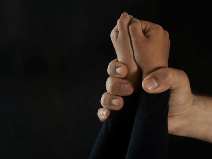 haryana stepfather putting chilli 11 year old girls private part | क्रूरता ! आईसमोरच मुलीच्या गुप्तांगात मिरचीपूड टाकून मारहाण करायचा सावत्र बाप haryana stepfather putting chilli 11 year old girls private part | क्रूरता ! आईसमोरच मुलीच्या गुप्तांगात मिरचीपूड टाकून मारहाण करायचा सावत्र बाप