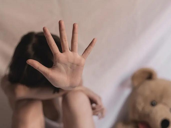 Shocking incident in Ulhasnagar; man and his son molested six-year-old girl, case registered | उल्हासनगरात धक्कादायक प्रकार; सहा वर्षाच्या चिमुरडीवर बापलेकाचा अत्याचार, गुन्हा दाखल Shocking incident in Ulhasnagar; man and his son molested six-year-old girl, case registered | उल्हासनगरात धक्कादायक प्रकार; सहा वर्षाच्या चिमुरडीवर बापलेकाचा अत्याचार, गुन्हा दाखल