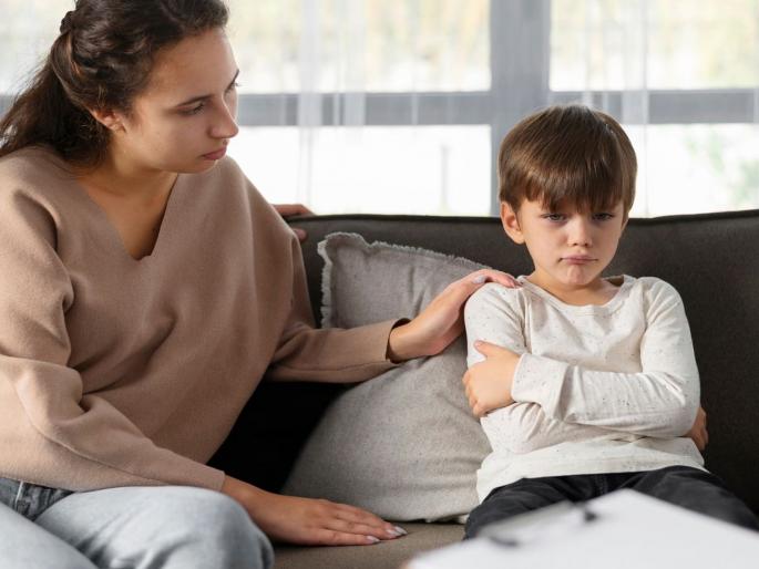 Children of working couples do not speak! Keep your mobile phone away and talk to them | नोकरी करणाऱ्या जोडप्यांची मुले बोलेनात! हातातील मोबाइल दूर ठेवून त्यांच्याशी बोला Children of working couples do not speak! Keep your mobile phone away and talk to them | नोकरी करणाऱ्या जोडप्यांची मुले बोलेनात! हातातील मोबाइल दूर ठेवून त्यांच्याशी बोला