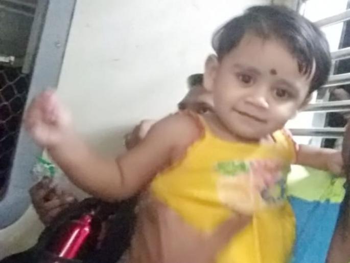 The enthusiasm of listening to the locals sounds to the chimudari strains | लोकलचा आवाज ऐकण्याची उत्सुकता चिमुरडीच्या जीवावर बेतली The enthusiasm of listening to the locals sounds to the chimudari strains | लोकलचा आवाज ऐकण्याची उत्सुकता चिमुरडीच्या जीवावर बेतली