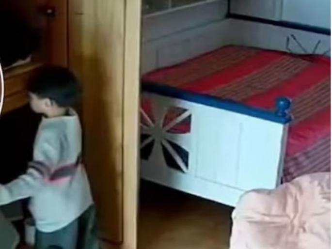 Son stole mother's expensive necklace from closet, broke it and distributed it to schoolgirls, then... | मुलाने कपाटातून आईचा महागडा नेकलेस चोरला, तोडून शाळेतील विद्यार्थिनींना वाटला, त्यानंतर...