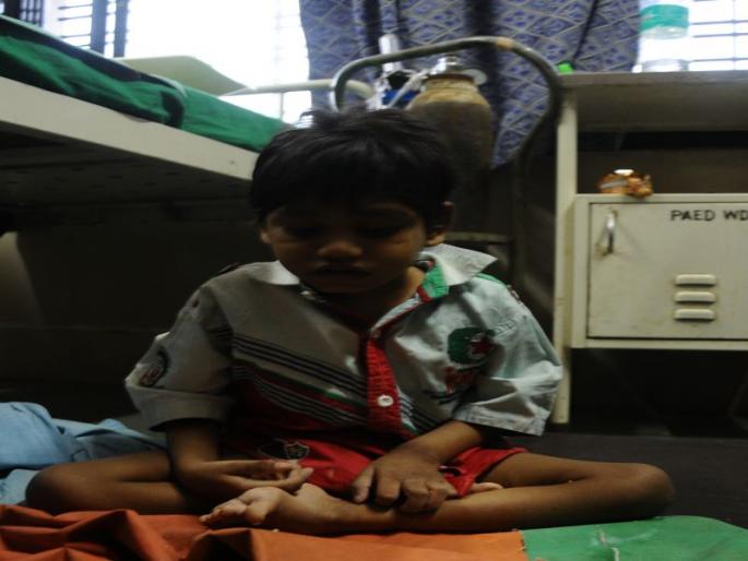 Child kept for three days by the father | पित्याने तीन दिवस डांबून ठेवलेल्या बालकाची पोलीसच करताहेत जळगावात देखभाल Child kept for three days by the father | पित्याने तीन दिवस डांबून ठेवलेल्या बालकाची पोलीसच करताहेत जळगावात देखभाल