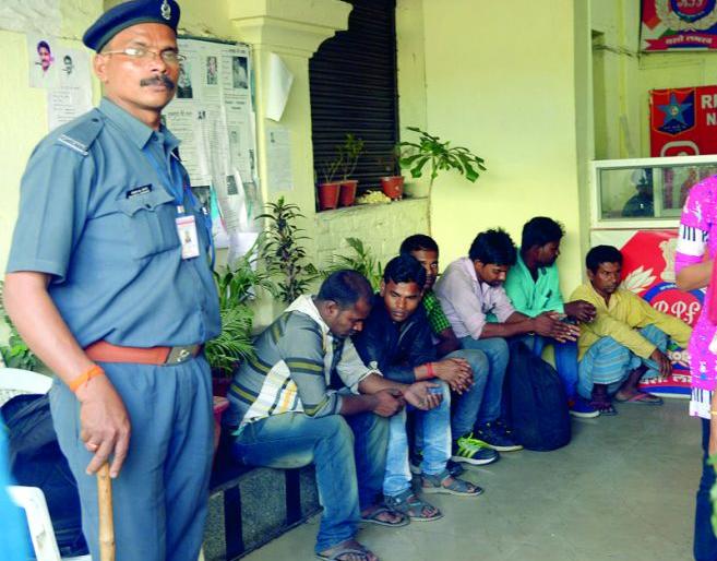 26 Child labor trafficked: Accused arrest from Danapur-Secunderabad Express | २६ बालमजुरांची तस्करी : दानापूर-सिकंदराबाद एक्स्प्रेसमधून घेतले ताब्यात 26 Child labor trafficked: Accused arrest from Danapur-Secunderabad Express | २६ बालमजुरांची तस्करी : दानापूर-सिकंदराबाद एक्स्प्रेसमधून घेतले ताब्यात