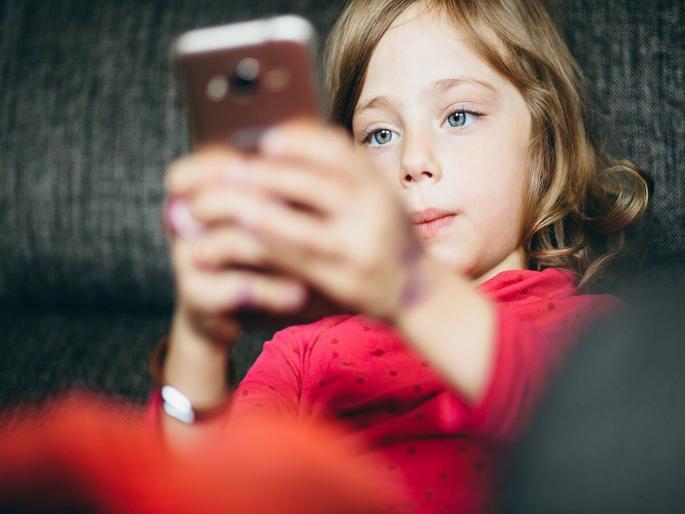 How you can away your child from mobile phone and Tv, lesson learn from this Mom | लहान मुलांना मोबाइलपासून दूर कसं ठेवायचा प्रश्न पडला असेल तर 'या' आईकडून शिका! How you can away your child from mobile phone and Tv, lesson learn from this Mom | लहान मुलांना मोबाइलपासून दूर कसं ठेवायचा प्रश्न पडला असेल तर 'या' आईकडून शिका!