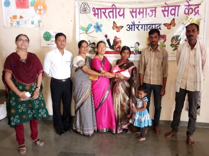 Finally, the parents accepted 'Kranti' | अखेर ‘क्रांती’ला पालकांनी स्वीकारले Finally, the parents accepted 'Kranti' | अखेर ‘क्रांती’ला पालकांनी स्वीकारले