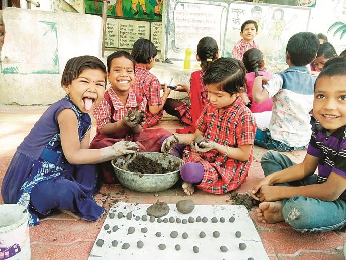 Zilla Parishad school did it; In Malkapur school is run bag free education | जिल्हा परिषद शाळेने करून दाखवल; मलकापूर इथे भरते चिमुकल्यांची दप्तरमुक्त शाळा Zilla Parishad school did it; In Malkapur school is run bag free education | जिल्हा परिषद शाळेने करून दाखवल; मलकापूर इथे भरते चिमुकल्यांची दप्तरमुक्त शाळा