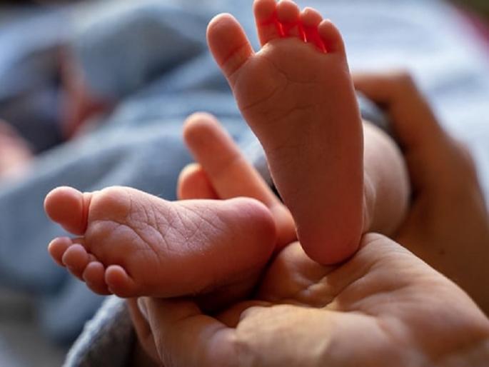 A six-day-old girl was sold by a cruel father Shocking incident in Pune | सहा दिवसांच्या लेकीला निर्दयी बापाने विकले; पुण्यातील धक्कादायक प्रकार A six-day-old girl was sold by a cruel father Shocking incident in Pune | सहा दिवसांच्या लेकीला निर्दयी बापाने विकले; पुण्यातील धक्कादायक प्रकार