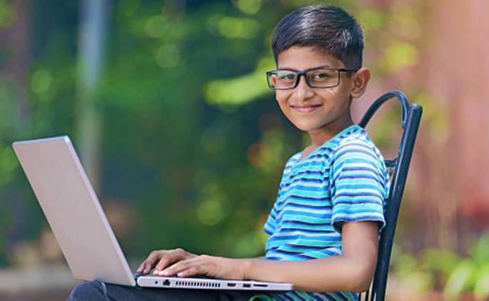 Fifty one lakh students in the state are visually impaired | राज्यातील पावणेदहा लाख विद्यार्थ्यांना दृष्टिदोष, सरकार देणार मोफत चश्मे