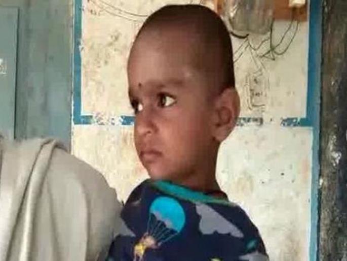 Anganwadi worker puts red chilli powder in toddlers mouth in Andhra Pradesh | धक्कादायक! अंगणवाडी सेविकेनं रडणाऱ्या चिमुरड्याच्या तोंडात कोंबला मसाला Anganwadi worker puts red chilli powder in toddlers mouth in Andhra Pradesh | धक्कादायक! अंगणवाडी सेविकेनं रडणाऱ्या चिमुरड्याच्या तोंडात कोंबला मसाला