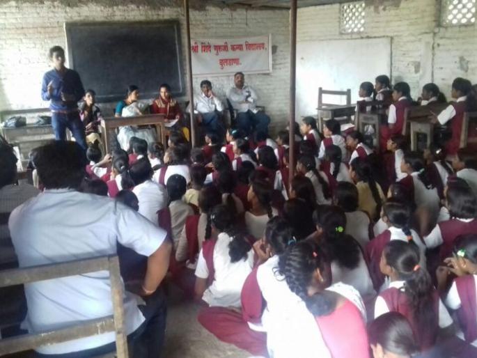 Lessons for students from Child Line | चाईल्ड लाईनकडून विद्यार्थीनींना सुरक्षीततेचे धडे Lessons for students from Child Line | चाईल्ड लाईनकडून विद्यार्थीनींना सुरक्षीततेचे धडे