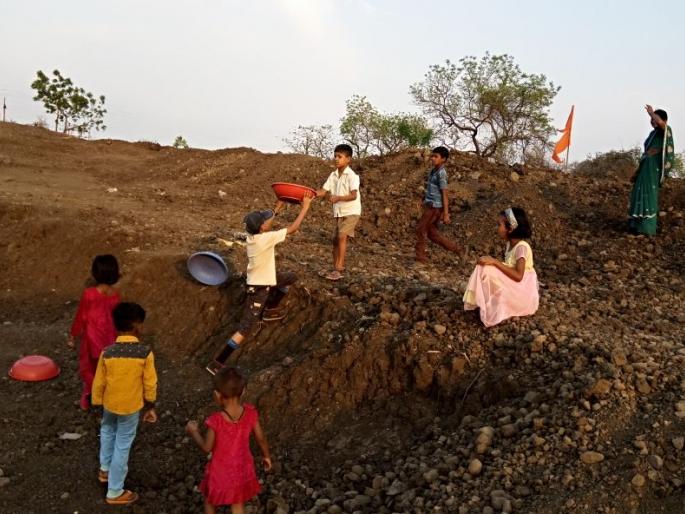 childrens give helping hand to work for rejuvenate the lake | रखरखत्या उन्हात चिमुकले लावत आहेत तलावाच्या पुनरुज्जीवनाला हातभार