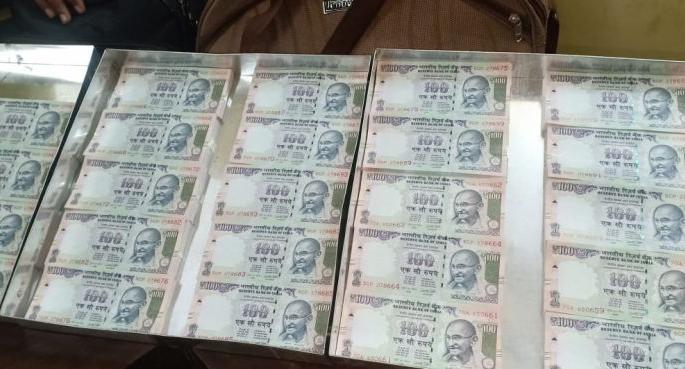 Chilren playing Notices issued in exchange for old notes | जुन्या नोटांच्या बदल्यात दिल्या खेळण्यातल्या नोटा Chilren playing Notices issued in exchange for old notes | जुन्या नोटांच्या बदल्यात दिल्या खेळण्यातल्या नोटा