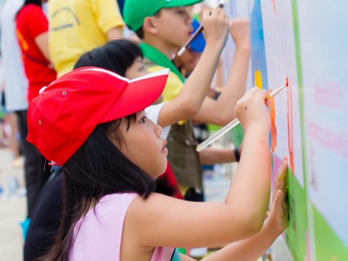 See, how does your child become selfish ... | बघा, कसं होतंय तुमचं मूल स्वार्थी...