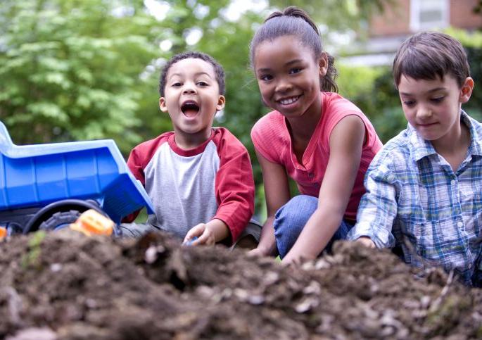 Happy children enjoy the full-blown childhood day on the face of the company | निरागस बच्चे कंपनीच्या चेह-यावर फुलला बाल दिनाचा आनंद Happy children enjoy the full-blown childhood day on the face of the company | निरागस बच्चे कंपनीच्या चेह-यावर फुलला बाल दिनाचा आनंद