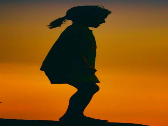 Police found a missing children girl house way in a small 'clue' ... | एका छोट्याशा ‘खुणे’वर पोलिसांनी शोधली चिमुरडीची हरवलेली वाट ...