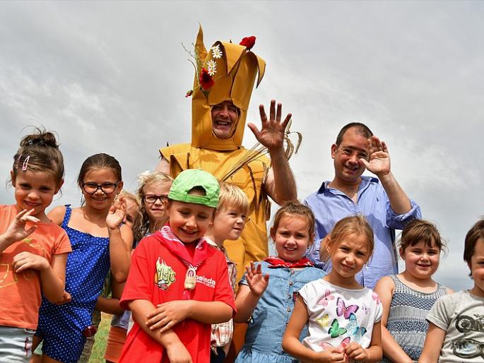 What would you do when you are not a kid anymore and not an adult either...beginning of a new journey | नऊ ते तेरा- धड ना लहान, धड ना मोठे; अशा ‘मधल्या’ मुलांसाठी नवी ‘विण्डो’ What would you do when you are not a kid anymore and not an adult either...beginning of a new journey | नऊ ते तेरा- धड ना लहान, धड ना मोठे; अशा ‘मधल्या’ मुलांसाठी नवी ‘विण्डो’