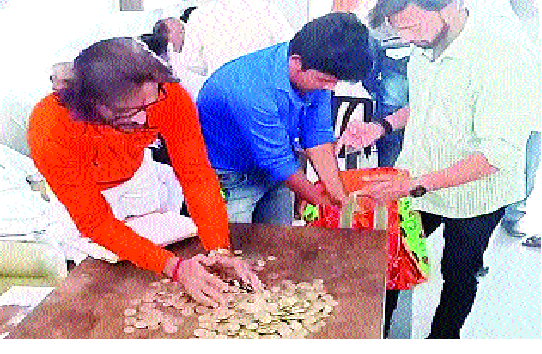  Thirteen thousand rupees cheerleader giving the application filled with tension | साडेबारा हजारांची चिल्लर देत उमेदवाराने भरला अर्ज -प्रशासनाची दमछाक