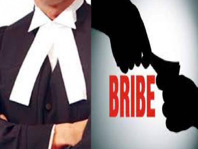 Bribe of Rs 1 lakh to acquit in case, government advocate caught red handed in chiplun | Ratnagiri: केसमधून निर्दोष मुक्त करण्यासाठी दीड लाखाची लाच, सरकारी वकीलाला रंगेहात पकडले Bribe of Rs 1 lakh to acquit in case, government advocate caught red handed in chiplun | Ratnagiri: केसमधून निर्दोष मुक्त करण्यासाठी दीड लाखाची लाच, सरकारी वकीलाला रंगेहात पकडले