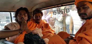 Many children have changed in the scandal, Brahmanpuri, Mhasawad, Shaadi | मुले पळविणा:यांच्या संशयावरून घोटाणे, ब्राम्हणपुरी, म्हसावद, शहाद्यात अनेकांना बदडले Many children have changed in the scandal, Brahmanpuri, Mhasawad, Shaadi | मुले पळविणा:यांच्या संशयावरून घोटाणे, ब्राम्हणपुरी, म्हसावद, शहाद्यात अनेकांना बदडले