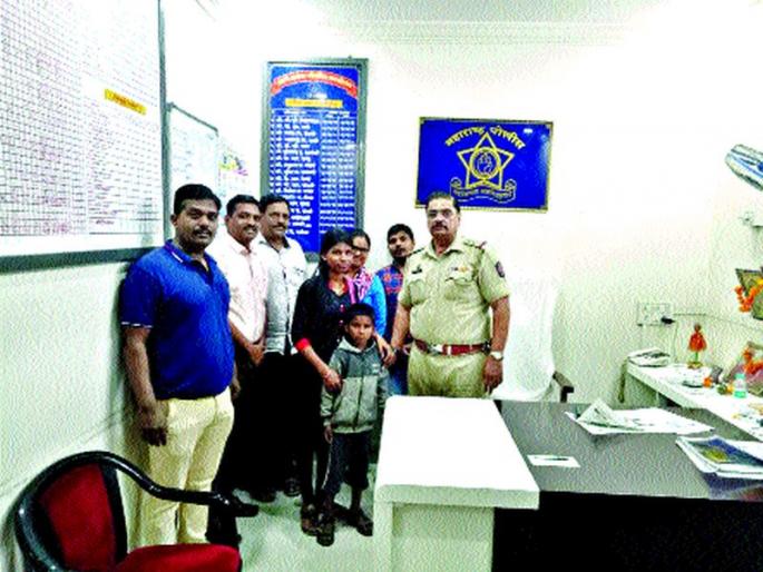 The lost hands were handed over to the mother, the police performed the role | हरवलेला चिमुकला आईच्या हवाली, पोलिसांनी कामगिरी बजावली The lost hands were handed over to the mother, the police performed the role | हरवलेला चिमुकला आईच्या हवाली, पोलिसांनी कामगिरी बजावली