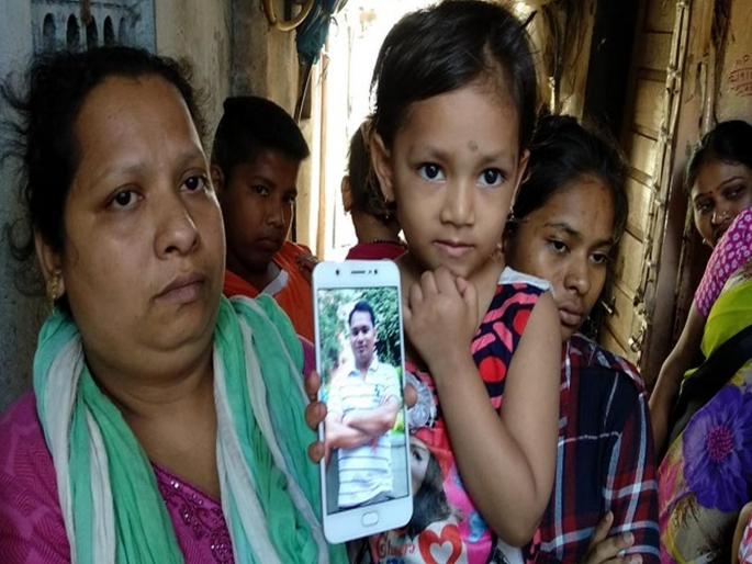 Mumbai CST Bridge Collapse: 3-year-old kid lost her father as a mother | Mumbai CST Bridge Collapse : ३ वर्षीय चिमुरडीने आईसारखी माया करणारा बाप गमावला Mumbai CST Bridge Collapse: 3-year-old kid lost her father as a mother | Mumbai CST Bridge Collapse : ३ वर्षीय चिमुरडीने आईसारखी माया करणारा बाप गमावला