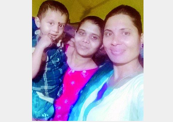 a child, who was separated from her mother over disputes between parents finally met after twenty days | आईपासून दुरावलेल्या चिमुकल्याची अखेर वीस दिवसांनी झाली भेट a child, who was separated from her mother over disputes between parents finally met after twenty days | आईपासून दुरावलेल्या चिमुकल्याची अखेर वीस दिवसांनी झाली भेट