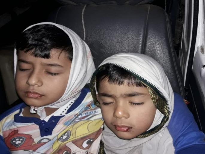 pune-mumbai express way kharghar accident two death | अपघातात आई-वडिलांचं छत्र हरपलं, सुदैवानं ते चिमुकले थोडक्यात बचावले 