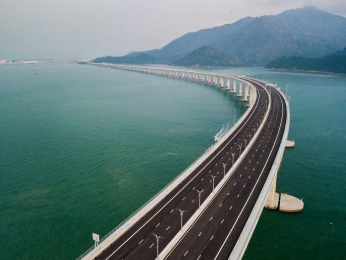 China opens worlds longest sea bridge linking Hong Kong Macau Zhuhai | 3 तासांचं अंतर 30 मिनिटांत; जगातील सर्वाधिक लांबीच्या सागरी पुलाचं लोकार्पण China opens worlds longest sea bridge linking Hong Kong Macau Zhuhai | 3 तासांचं अंतर 30 मिनिटांत; जगातील सर्वाधिक लांबीच्या सागरी पुलाचं लोकार्पण
