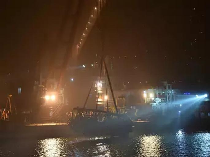 china bus plunges into river after woman passenger attacks driver for missing stop | स्टॉप चुकल्यानं महिलेला राग अनावर; बस चालकावरचा हल्ला बेतला 13 जणांच्या जिवावर china bus plunges into river after woman passenger attacks driver for missing stop | स्टॉप चुकल्यानं महिलेला राग अनावर; बस चालकावरचा हल्ला बेतला 13 जणांच्या जिवावर